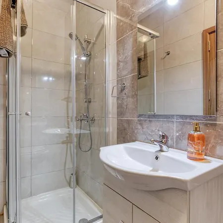 Modern Self-contained In דירה *