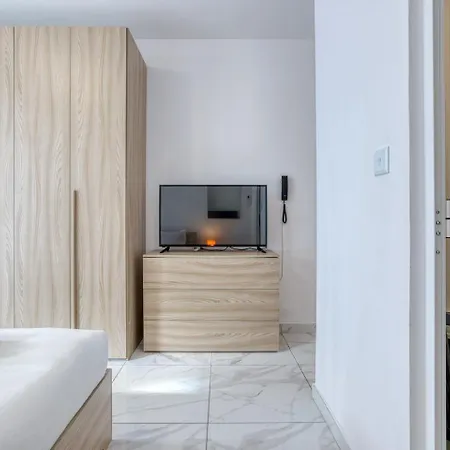 Modern Self-contained In דירה *